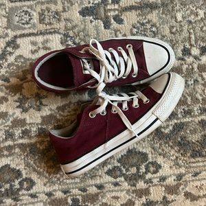 Converse sneakers. Women’s Converse. Maroon Converse size 7